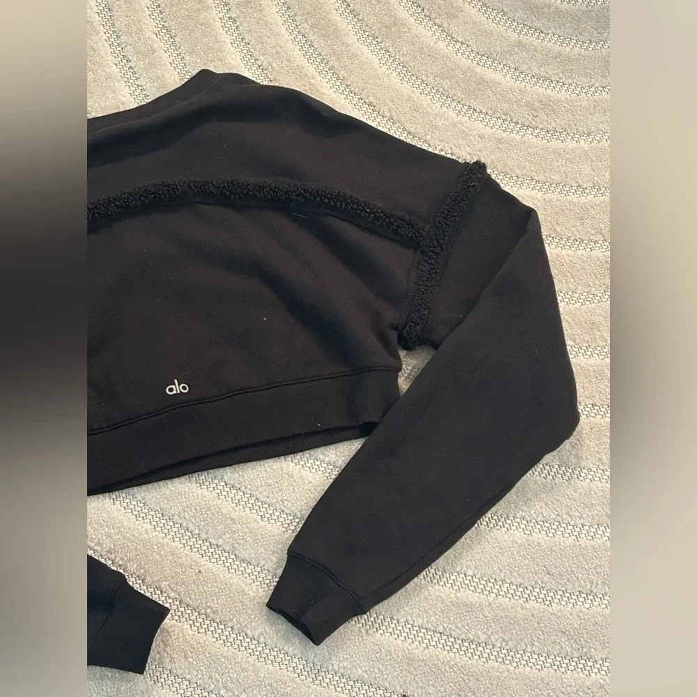 ALO Yoga Oversized City Sherpa Fleece Trim Cropped Sweatshirt in Black - XS